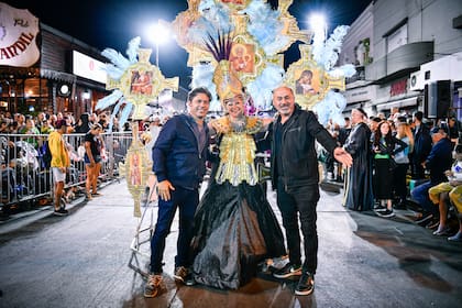 Secco, junto a Kicillof y una integrante de una comparsa, en el carnaval de Ensenada del año pasado