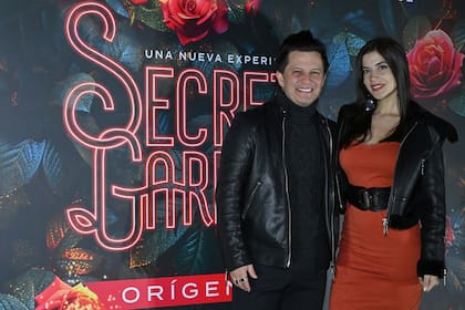 Darío Lopilato, uno de los protagonistas -junto a Verónica Llinás y Hector Diaz- de la obra Antígona en el baño, aprovechó el tiempo en Buenos Aires mientras el espectáculo está de gira para ir al Rosedal a disfrutar de la propuesta junto con su novia
