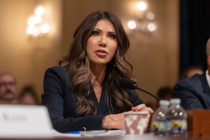 Secretaria de Seguridad Nacional de EE. UU. defiende política migratoria de Trump