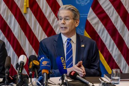 Secretario del Tesoro de EEUU reconoce que los aranceles podrían elevar los precios de Walmart