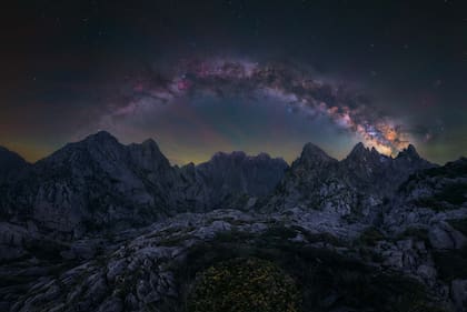 "Secretos de la noche", de Daniel Viñé, en los Picos de Europa, Asturias. "Para capturar esta foto, empezamos a caminar con todo nuestro equipo fotográfico: cámara, trípodes, star tracker y todo lo que necesitábamos para dormir en la montaña"
