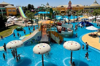 Un parque acuático, piletas con olas artificiales y agua salada a minutos de Buenos Aires