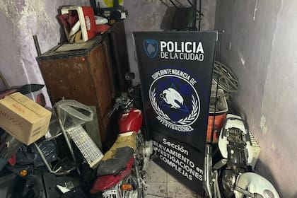 Sector interno del domicilio allanado, donde se incautaron piezas de automóviles y motocicletas de origen no documentado