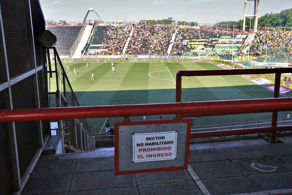"Sector no habilitado. Prohibido el ingreso", anuncia el letrero que no permite ingresar a nadie a la tribuna más importante del estadio José maría Minella, de Mar del Plata