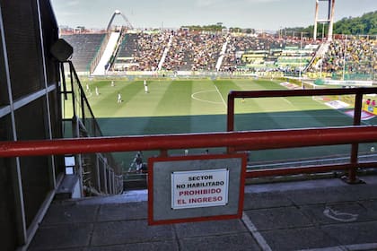 "Sector no habilitado. Prohibido el ingreso", anuncia el letrero que no permite ingresar a nadie a la tribuna más importante del estadio José maría Minella, de Mar del Plata