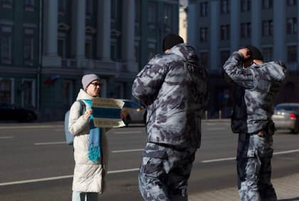 Secuencia de cómo detienen a Olga Aptysheva en Moscú por protestar contra la guerra