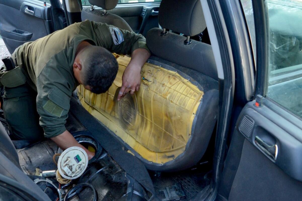 Secuestran 26 kilos de cocaína ocultos en el tanque de combustible y el baúl de un auto, en Córdoba