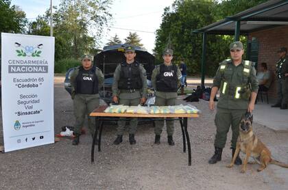 Secuestran 26 kilos de cocaína ocultos en el tanque de combustible y el baúl de un auto, en Córdoba