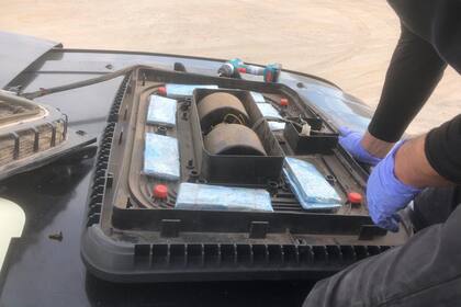 Secuestran 75.600 dólares ocultos en el aire acondicionado de un camión.