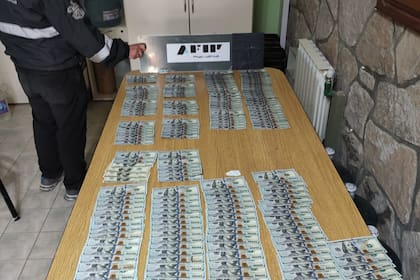 Secuestran 75.600 dólares ocultos en el aire acondicionado de un camión.