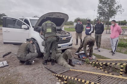 Secuestran en Tucumán 25 kilos de cocaína ocultos en el guardabarros delantero y el techo de una camioneta Chevrolet S-10 que había sido robada en Córdoba