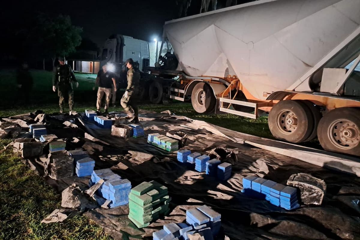 Secuestraron 418 kilos de cocaína dentro de una mezcla de cemento en un camión de transporte, en el límite entre Tucumán y Santiago del Estero