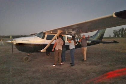 Secuestraron 450 kilos de cocaína en una avioneta abandonada en Rosario