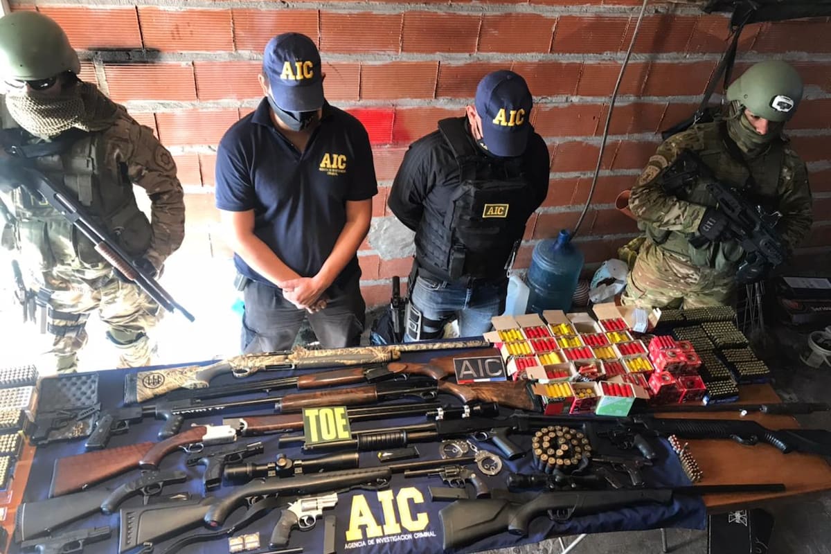 Secuestro de armas y municiones en una sodería en Rosario, donde una organización criminal acopiaba pistolas, fusiles y municiones.