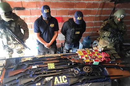 Secuestro de armas y municiones en una sodería en Rosario, donde una organización criminal acopiaba pistolas, fusiles y municiones.