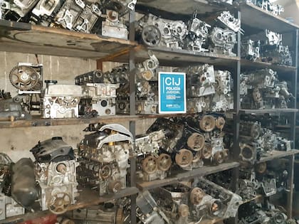 Secuestro de autopartes de autos de alta gama en el fondo de un local de la calle Warnes al 1500