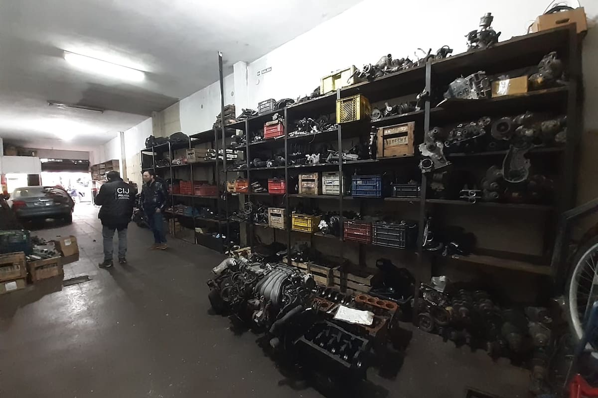 Secuestro de autopartes de autos de alta gama en el fondo de un local de la calle Warnes al 1500