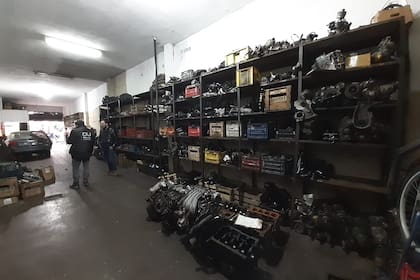 Secuestro de autopartes de autos de alta gama en el fondo de un local de la calle Warnes al 1500
