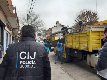 Secuestro de autopartes de autos de alta gama en el fondo de un local de la calle Warnes al 1500