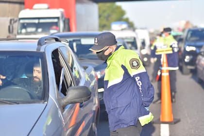 Secuestro de autos en la Panamericana durante los controle de cumplimiento del aislamiento social sanitario, preventivo y obligatorio por la pandemia del coronavirus Covid-19