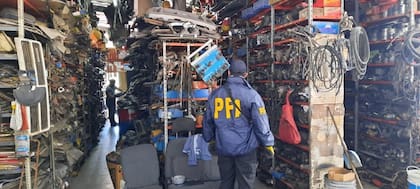 Secuestro de dos millones de autopartes de origen ilegal y vehículos robados