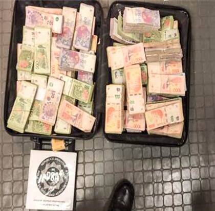 Secuestro de más de 6 millones de pesos y 500 dólares que estaban ocultos en el equipaje de una mujer que iba a abordar en el Aeroparque metropolitano un vuelo a Salta