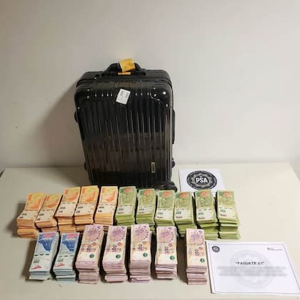 Secuestro de más de 6 millones de pesos y 500 dólares que estaban ocultos en el equipaje de una mujer que iba a abordar en el Aeroparque metropolitano un vuelo a Salta