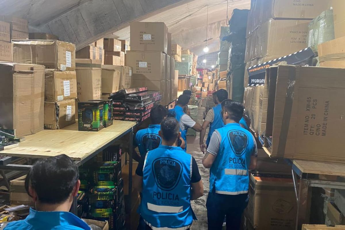 Secuestro de mercadería apócrifa y de contrabando en una galería de la zona de Once