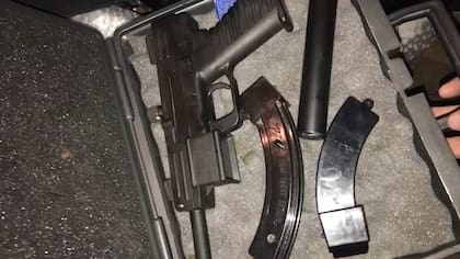 Secuestros de armas, títulos y credenciales truchas a un falso fiscal