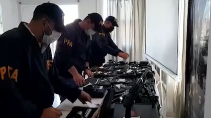 Secuestros de armas, títulos y credenciales truchas a un falso fiscal