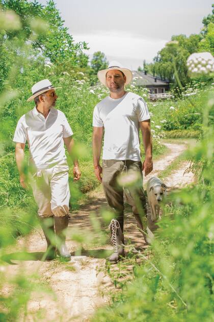 Secundados por Blanquita, Claudio y Felipe avanzan por un sendero de biznagas altísimas, amapolas, verbenas bonaerenses, margaritas, salvias y delphiniums.