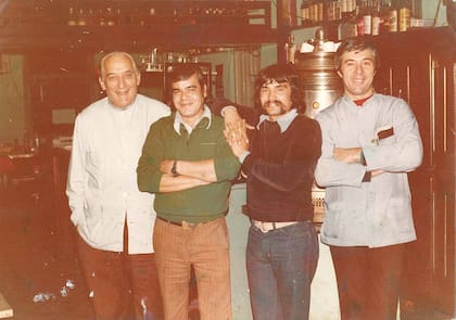 Secundino en su comedor Balcarce y en la otra punta Edu, su hijo.