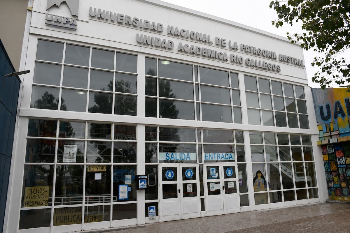 Río Gallegos: violento ataque com faca a um estudante na entrada da universidade