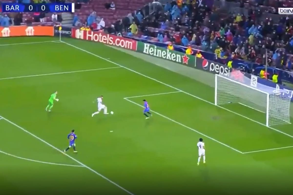 Seferovic ya eludió a Ter Stegen y se apresta a definir con el arco vacío, pero...