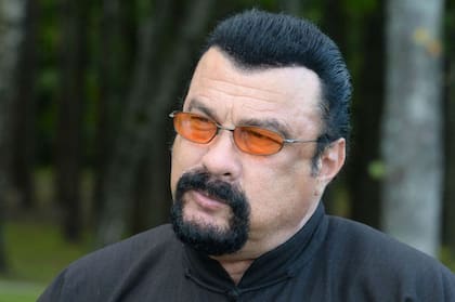 El actor Steven Seagal, con la cabellera y la barba rotúndamente negras