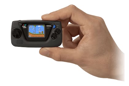 Sega relanza la consola portátil Game Gear con un diseño compacto, equipada con una pequeña pantalla de 1,15 pulgadas y juegos integrados según el color del equipo, disponible en cuatro versiones