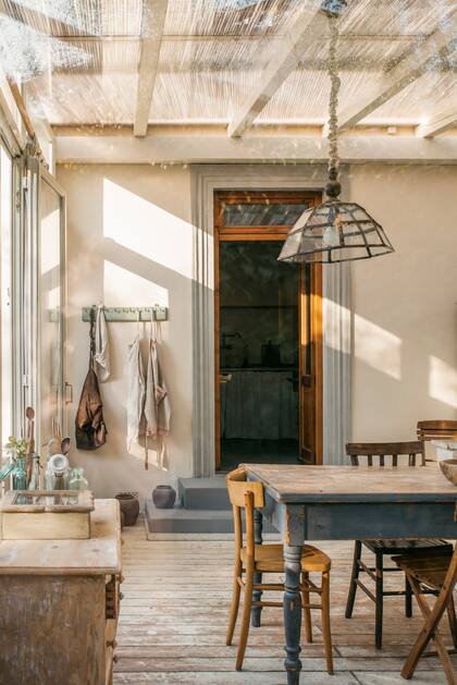 Seguido a la cocina, hay un jardín de invierno que funciona como comedor diario. Ahí se sirve el desayuno a los huéspedes que están de visita.