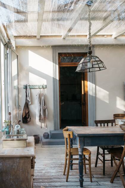 Seguido a la cocina, hay un jardín de invierno que funciona como comedor diario. Ahí se sirve el desayuno a los huéspedes que están de visita.