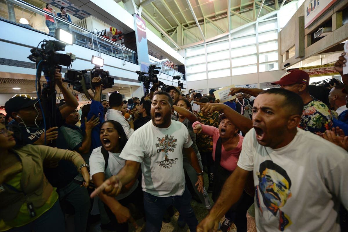 Seguidores chavistas, en el hall del aeropuerto de Caracas, se enfrentan a abogados opositores