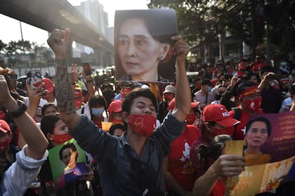Seguidores de la líder de Myanmar Aung San Suu Kyi se manifiestan en la embajada de Myanmar en Bangkok tras el golpe de Estado