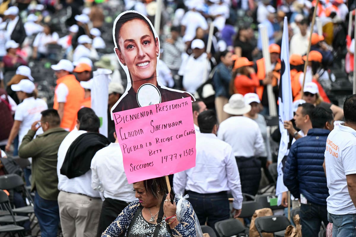 Seguidores de Claudia Sheinbaum en el Zócalo, a la espera del acto