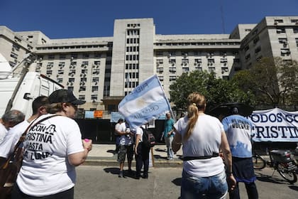 Seguidores de Cristina Kirchner frente a los tribunales de Comodoro Py, poco antes del fallo por la causa Vialidad