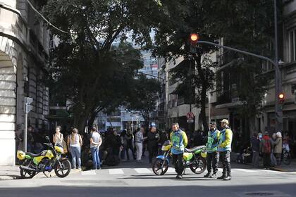 Seguidores de Cristina Kirchner hacen una vigilia este miércoles en la puerta de su edificio en Recoleta