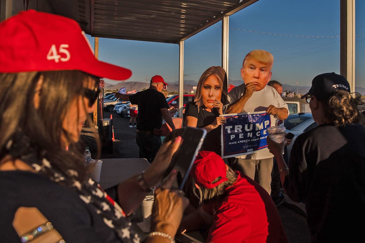 Seguidores de Donald Trump con banderas en una ruta de Golden Valley, Arizona