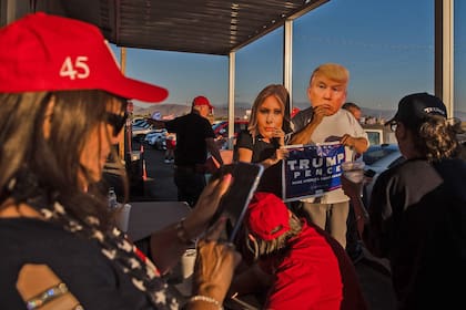 Seguidores de Donald Trump con banderas en una ruta de Golden Valley, Arizona, un swing state "nuevo"