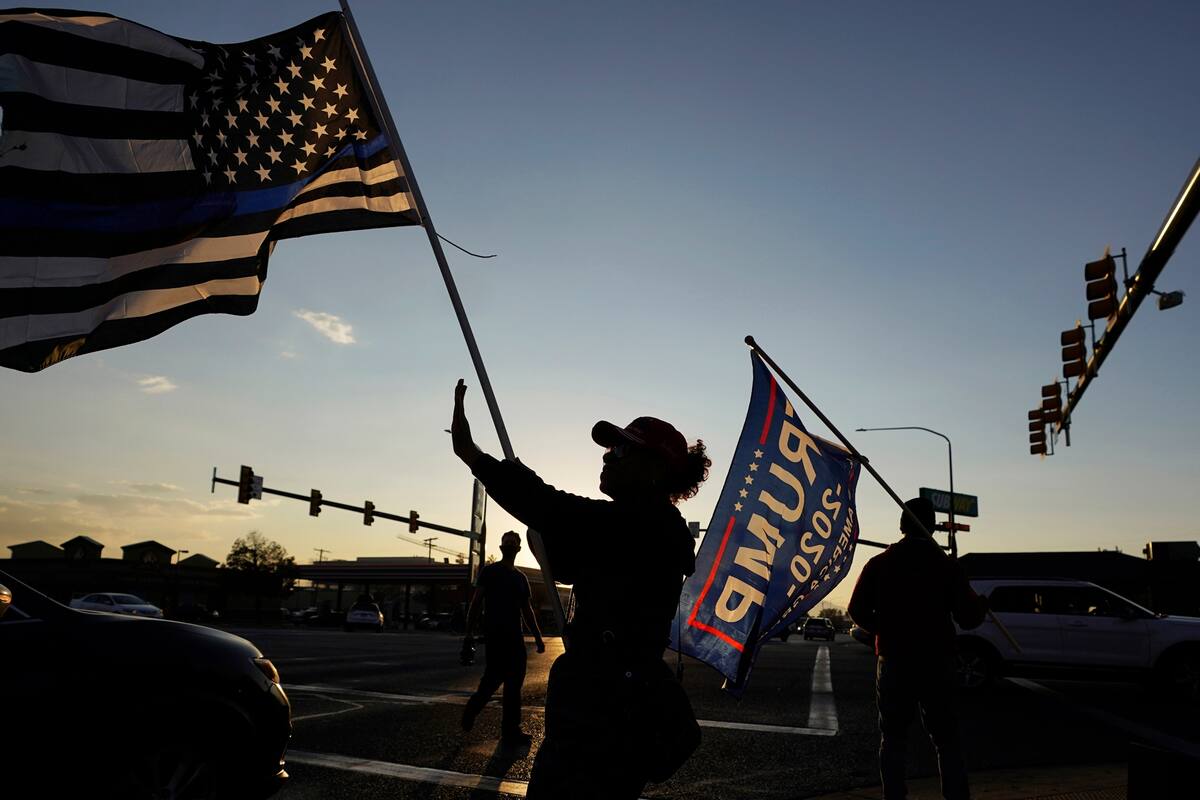 Seguidores de Donald Trump flamean banderas en Salt Lake City, Utah