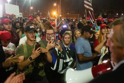 Seguidores de Donald Trump protestan por los resultados de Arizona, ayer en Phoenix
