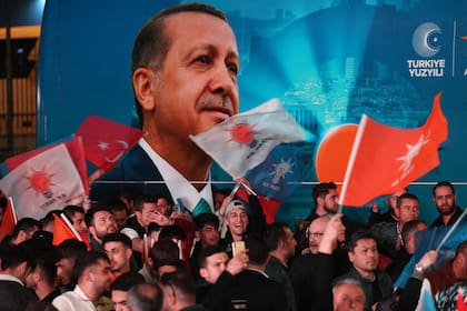 Seguidores de Erdogan escuchan el discurso del presidente