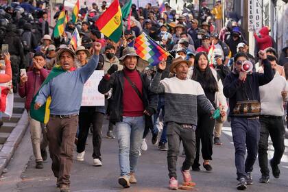 Seguidores de Evo Morales y la policía chocan en protesta por la inhabilitación de su candidatura