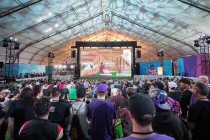 Seguidores de Fortnite viendo una competencia en TwitchCon, en el Centro de Convenciones de San José, California, en 2018